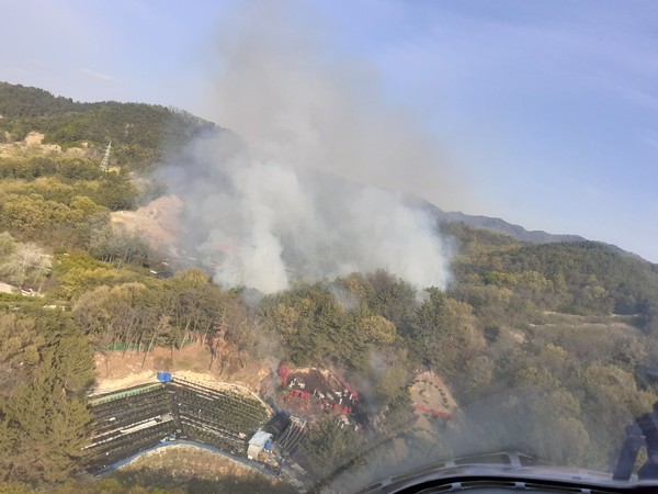 26일 오후 4시 43분쯤 대전 대덕구 상서동의 한 야산에서 산불이 발생, 거센 불길이 강한 바람을 타고 인근지역으로 번지고 있다./ⓒ대전소방본부