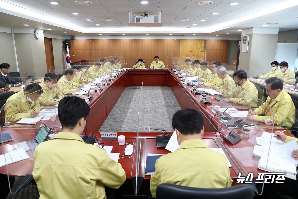 충남도청 중회의실에서 열린 실국원장회의 모습./ⓒ충남도청