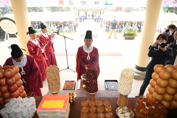 군이 코로나19로 윤봉길의사 추모다례 행사를 대폭 축소해 치룬다.(사진은 지난해 다례행사 모습)/ⓒ예산군청