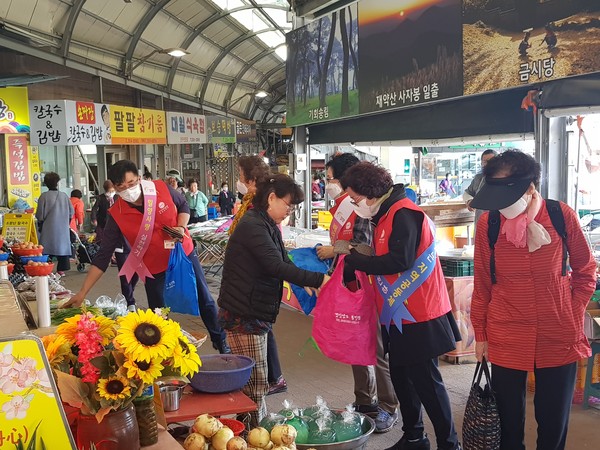 27일, 한국자유총연맹 밀양시지회는 회원 15여 명이 참여한 가운데 밀양아리랑시장에서 '장에 가자' 전통시장 장보기 행사를 가졌다./ⓒ밀양시