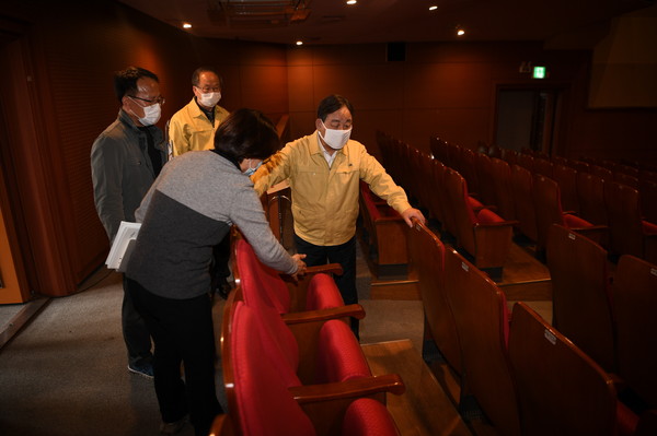 황선봉 군수(오른쪽)가 문예회관 리모델링 사업의 착공을 앞두고 현장을 점검하고 있다./ⓒ예산군청