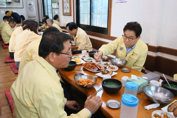 코로나19 장기화로 전 세계의 경제가 침체되고 있는 가운데 사천시 공무원들이 ‘우리 지역 농·수산물 팔아주기’ 행사를 추진하는 등 지역의 소상공인을 돕기 위해 발벗고 나섰다./ⓒ사천시