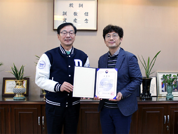 교육부장관 표창을 받은 대진대학교 백창화 산업경영공학과 교수(사진 우측)와 이면재 총장.(사진=대진대학교)