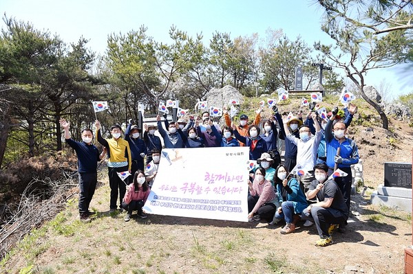 보령시의회 의원들과 직원들이 코로나19 극복 결의대회를 다졌다.©보령시의회