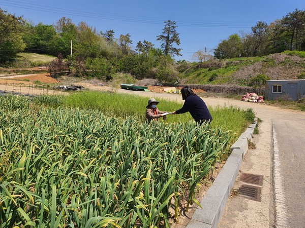 농번기 민원서류 배달 모습./ⓒ남해군