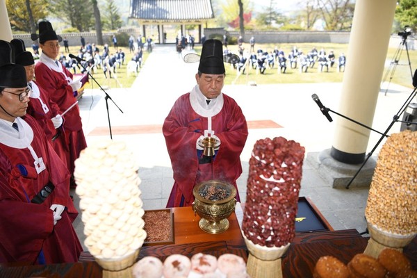 황선봉 군수가 충의사 본전에 모신 윤 의사 영정에 헌관재배하고 있다./ⓒ예산군청