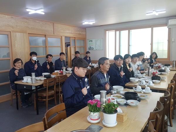 함양군 문화관광과에서는 29일 전 직원들이 코로나19 상황에 대응하여 사회적 거리두기 운동의 일환으로 ‘나란히 식당’ SNS릴레이에 동참했다./ⓒ함양군