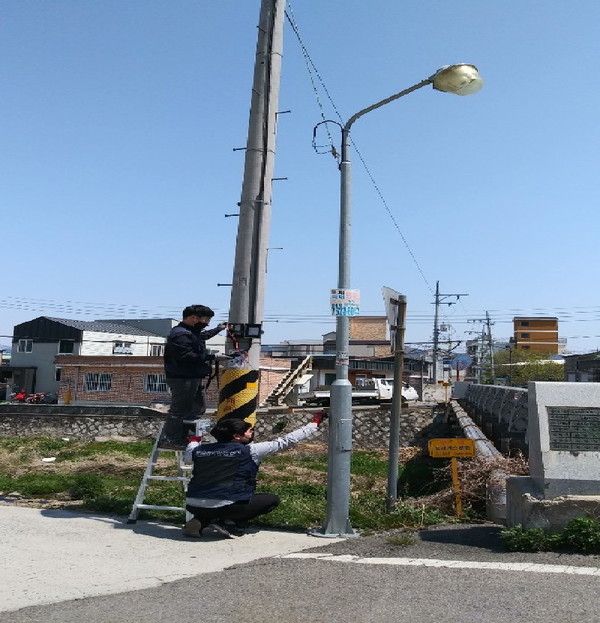 거창군은 여름철 풍수해 대비 전기사업법에 따라 도로 등에 설치된 도로조명시설물(가로등, 보안등, 제어함)에 대해 안전점검 전문기관을 선정, 정기안전점검을 실시했다./ⓒ거창군