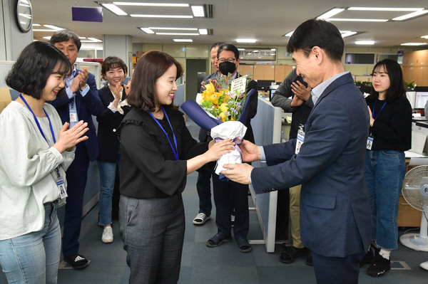 진주시는 29일 지난해 11월에 신규 임용되어 6개월간 시보기간을 마치고   정규공무원으로 임용되는 직원 63명에게 꽃다발을 전달하고 축하하는 행사를 부서별로 마련했다./ⓒ진주시