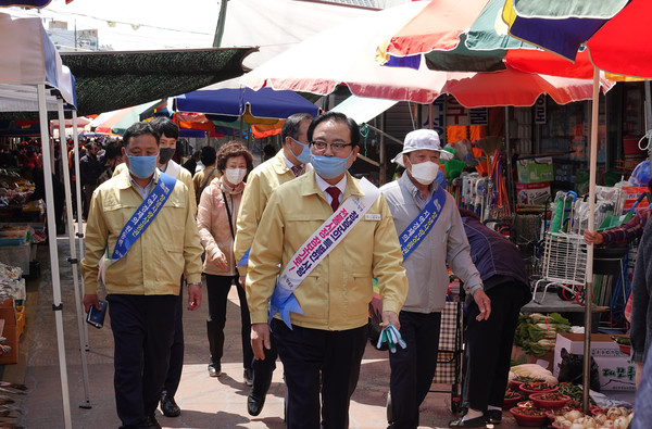 지난 28일 한정우 군수가 창녕전통시장을 방문해 장보기운동에 나서고 있다./ⓒ창녕군