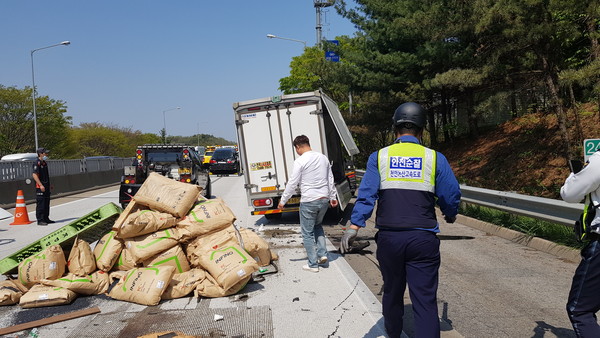 29일 오후 1시 30분쯤 충남 공주시 우성면 동곡리 인근 천안논산고속도로 천안방향 243km저점에서 3중 추돌사고가 발생, 경찰과 119구조대원들이 사상자를 구조하고 있다./ⓒ공주소방서