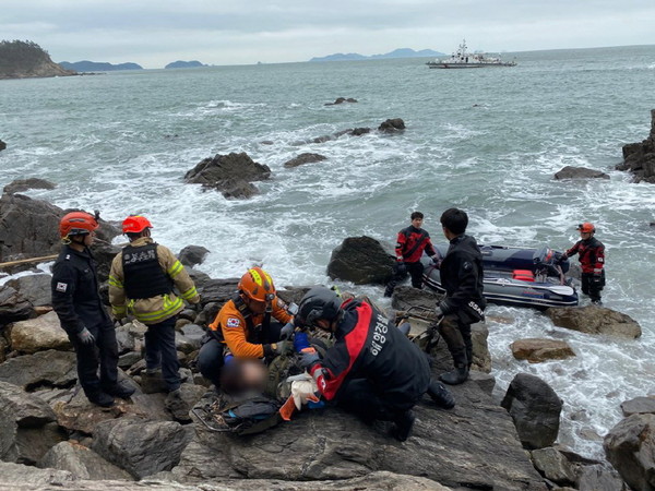 산행 중 절벽에서 추락한 관광객 이 해경에 구조돼 응급치료를 받고 있다./ⓒ태안해양경찰서