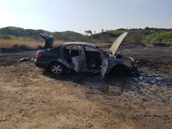 30일 오후 3시 24분쯤 충남 청양군 목면 신흥리 금강변 한 캠핑장 인근 공터에 주차된 쏘나타 승용차에서 불이 나 쏘나타 차량 1대 및 갈대밭 등을 태운 후 1시간 30여분만에 진화됐다./ⓒ충남소방본부