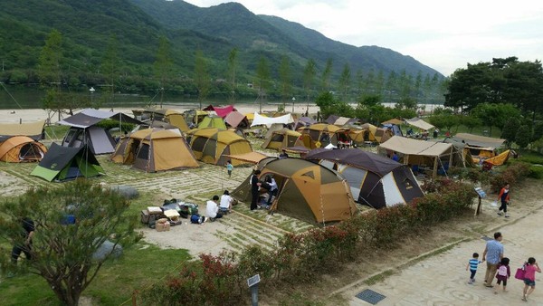 하동군은 코로나19 확산 방지를 위한 사회적 거리두기 완화 이후 실외 공공시설 운영이 재개됨에 따라 1일 악양면 평사리공원 야영장을 재개장한다./ⓒ하동군