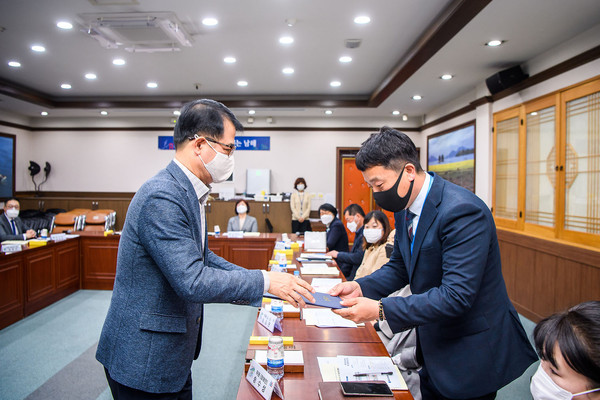 남해군 지역사회보장협의체 제8기 실무협의체 위촉식 및 회의 모습./ⓒ남해군