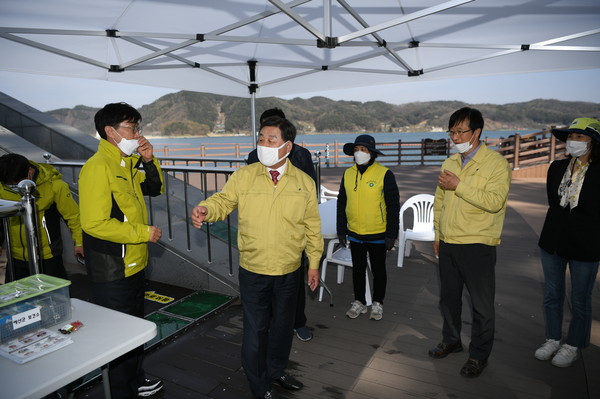 황선봉 군수(중앙)가 예당호 출렁다리 입구에서 코로나19 대응 방역활동을 점검하고 있다./ⓒ예산군청