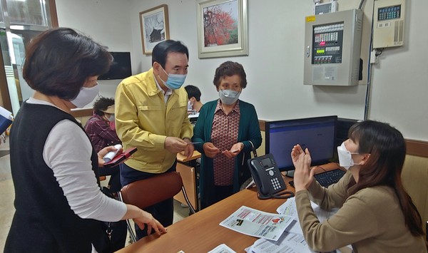 서춘수 함양군수는 1일 관내 읍·면 주민센터 등에 마련된 ‘경상남도 긴급재난지원금’ 접수처를 방문해 현장을 점검했다./ⓒ함양군