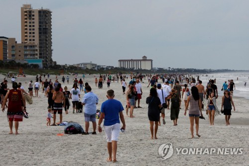 미국 플로리다주가 일부 해변의 재개장을 허용하겠다고 발표한 지 하루 만에 수백명의 인파가 해변으로 몰려들어 논란이 일고 있다.    온라인에서는 이들을 조롱하는 '플로리다 멍청이들'(#FloridaMorons)이라는 해시태그 단 게시글이 쏟아졌다고 더힐과 워싱턴포스트(WP)가 18일(현지시간) 보도했다.