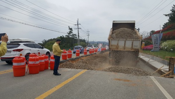 태안군이 자체 인력과 자재, 장비를 동원해 끊긴 연륙교방향 도로 170m 구간에 골재 50㎥를 투입해 임시도로 개설를 개설하고 있다. 가세로 군수가 직접 공사현장을 찾아 공사 진행 상황를 살피고 있다./ⓒ태안군청.