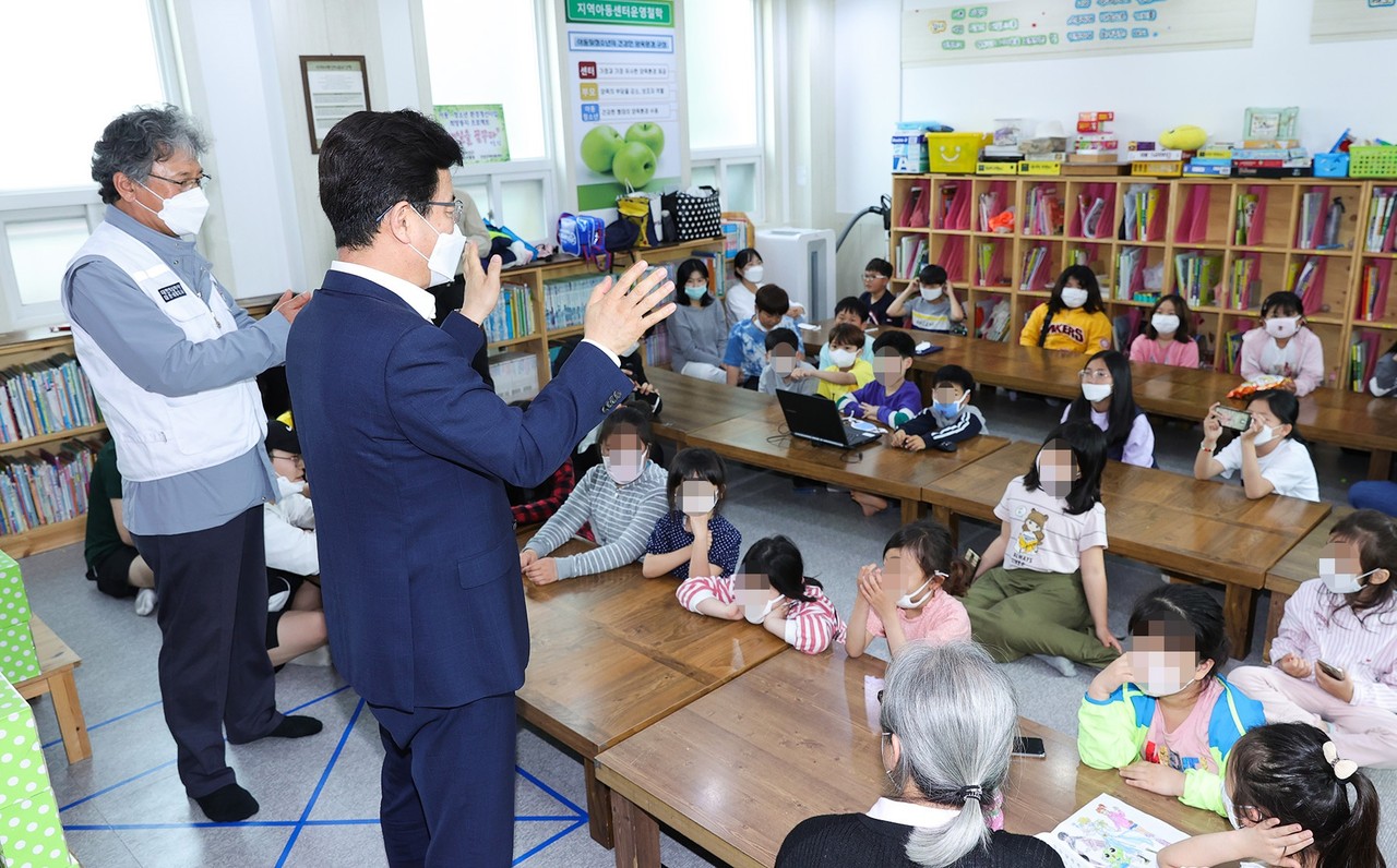 허태정 대전시장이 어린이날을 하루 앞둔 4일 산성지역아동센터를 찾아 어린이들을 격려하고 있다./ⓒ대전시