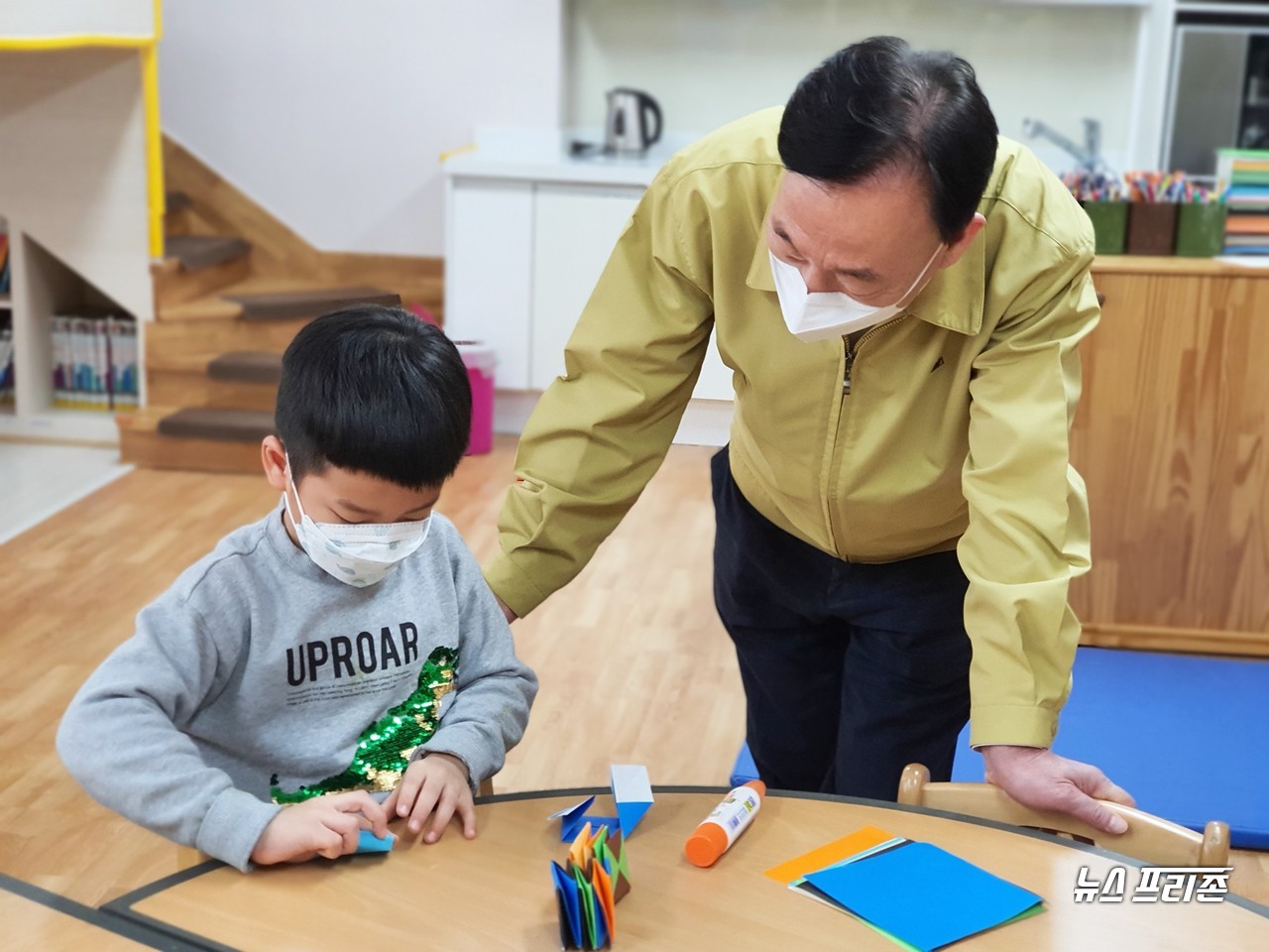 설동호 대전시교육감이 5일 오후 1시 대전만년초를 방문해 '코로나19 대응을 위한 신학기 대비 학교 현장 점검'을 실시한 가운데, 학교 돌봄교실을 찾아 학생에게 다정스런 인사말을 건네고 있다./ⓒ이현식 기자