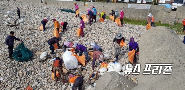 지난 3월 남해군 삼동면 은점 해안가에서 실시한 봄맞이 해안변 대청소 모습./ⓒ남해군