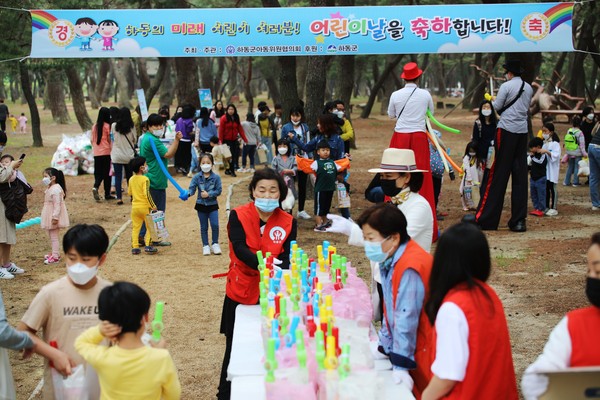 하동군아동위원협의회는 제98회 어린이날을 축하하기 위해 온라인 및 비대면 이벤트를 마련해 지역 어린이는 물론 하동의 주요 관광지를 찾은 어린이들에게 행복한 추억을 선사했다./ⓒ하동군