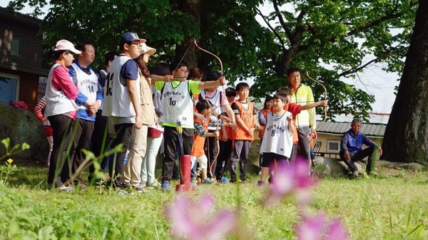 함양군은 경남도 시책으로 추진하는 경남공익형직불제를 지역 내 28개소를 대상으로 적극 추진할 예정이다.(경남공익형직불제,활쏘기체험)./ⓒ함양군