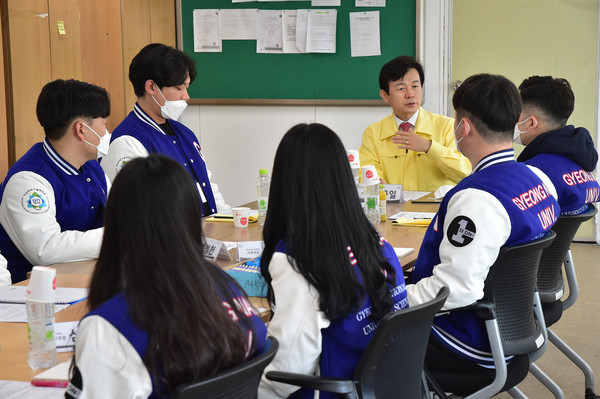 조규일 진주시장은 6일 경남과학기술대학교총학생회를 방문해 코로나19로 인한 대학생들의 주거비 부담을 덜어주기 위해 대학가 착한 임대인 지원에 대하여 학생들과 교감하는 시간을 가졌다./ⓒ진주시