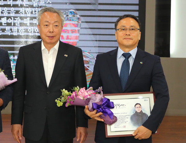 하동군에 따르면 재야사학자 정재상(54) 경남독립운동연구소장이 독립운동가의 예우증진과 하동출신 명창 유성준·이선유 기념사업 기여 등으로 하동군수로부터 4회 연속 감사패를 수상했다./ⓒ하동군