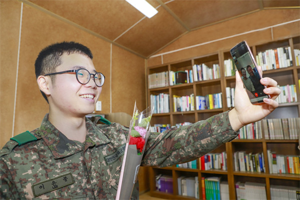 어버이날을 맞아 부모님과 영상통화를 하고 있는 6군단 방공기지 장병.(사진=6군단 정훈공보부)