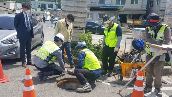 의령군이 2020년도 도로와 지하시설물 전산화 3차 사업을 위한 의령읍 일대 현장점검 및 안전교육을 실시했다./ⓒ의령군