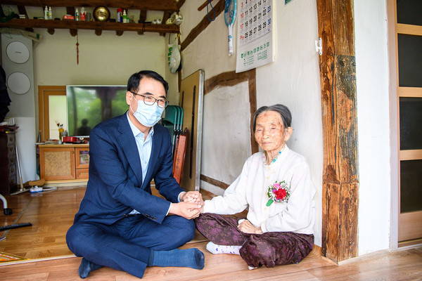 109세의 연세로 아직 농사일을 찾아 하며 100세 건강을 유지하고 있는 김경심 할머니(오른쪽)와 장충남 남해군수(왼쪽)./ⓒ남해군