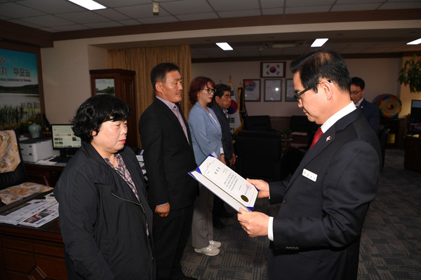 8일 군수 집무실에서 한정우 군수가 제48회 어버이날 기념 효행부문 표창장을 전달모습./ⓒ창녕군