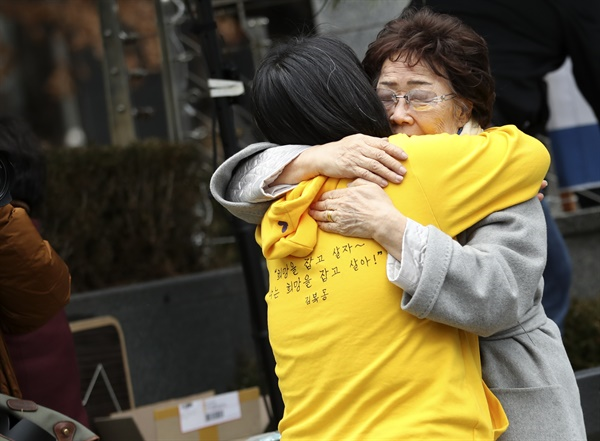 사진: 8일 서울 옛 일본대사관 앞에서 열린 1421차 일본군 성노예제 문제해결을 위한 정기 수요시위에서 이용수 할머니가 윤미향 한국정신대문제대책협의회 상임대표와 포옹을 하고 있다. 2020.1.8