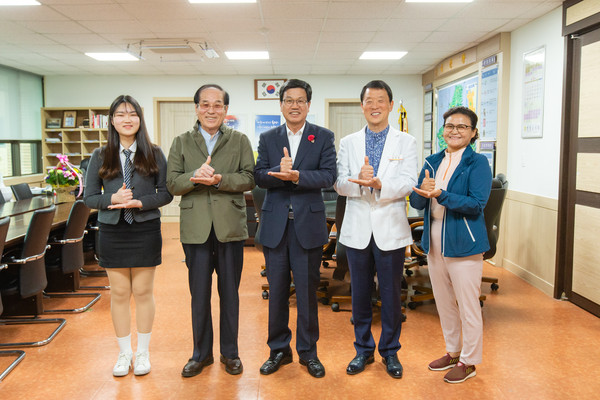 8일 충남 청양군민들이 코로나19 예방과 확산 방지를 위해 최전선에서 헌신하고 있는 의료진들을 응원하기 위해 ‘덕분에 챌린지’에 참여해 눈길을 끌었다.©청양군청