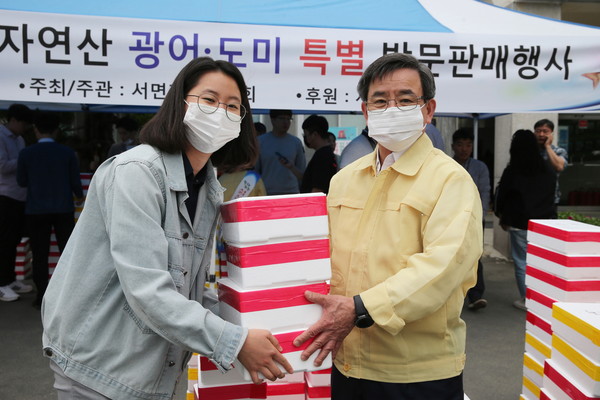 노박래 서천군수가 광어·도미 소비 촉진을 위한 특판 행사에 참여해 직접 구매 독려에 나섰다.©서천군청