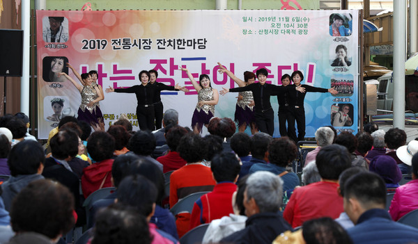 산청군이 전통시장과 골목상권에 활기를 불어넣기 위해 전방위적인 소비촉진사업을 실시한다./ⓒ산청군