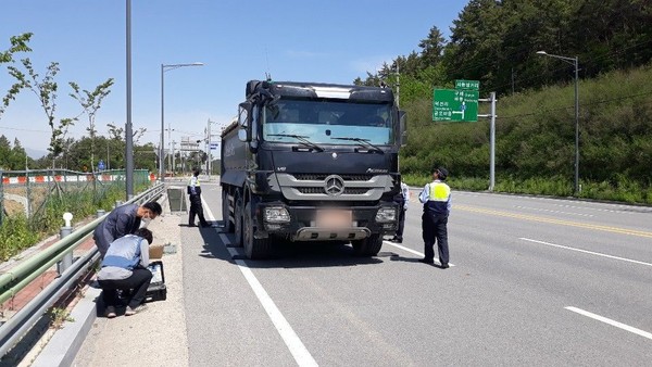 과적차량 합동단속 모습./ⓒ남해군