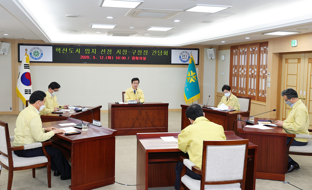 허태정 대전시장이 12일 대전시청 브리핑룸에서 대전 혁신도시 입지를 ‘대전역세권지구’와 ‘연축지구’ 2개 지역으로 선정했다며 정례브리핑을 통해 발표했다. 이자리에 앞서 이날 5개구 구청장들에게 혁신도시 후보입지 선정 경위를 설명하고 혁신도시 조성에 자치구의 이해와 협조를 요청하기 위한 간담회 시간을 가졌다./ⓒ대전시