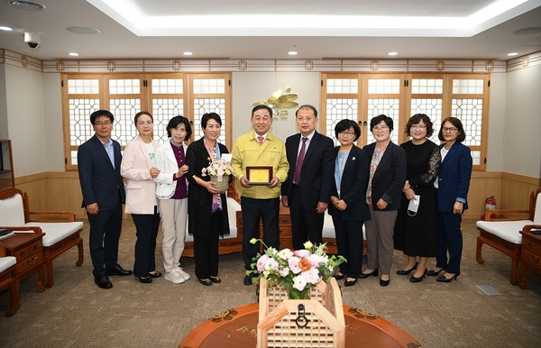 황선봉 군수가 한국문해교육협회로부터 상패를 수여받고 관계자들과 기념촬영을 하고 있다./ⓒ이종선 기자