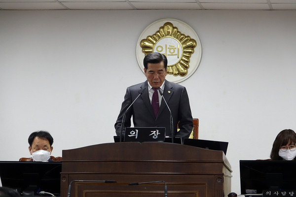 산청군 의회는 13일 본회의장에서 이재근 산청군수를 비롯한 간부 공무원들이 참석한 가운데 제266회 임시회를 열고 22일까지 10일간의 회기 일정에 들어갔다./ⓒ산청군