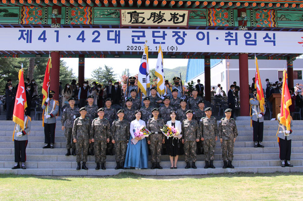 육군5군단 제41대, 42대 군단장 이취임식에 참석한 군 내빈들과의 단체 기념촬영.(사진=이건구기자)