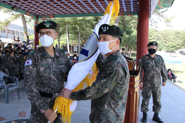 육군 5군단 제42대 군단장으로 13일 취임한 김현종 중장이 남영신 지상작전사령관으로부터 부대기를 이양받고 있다.(사진=이건구기자)