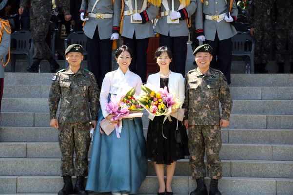 육군 제5군단 제41대 안준석 군단장 부부와 제42대 김현종 군단장 부부(사진 좌측)가 기념 촬영을 하며 석별의 정을 나누고 있다.(사진=이건구기자)