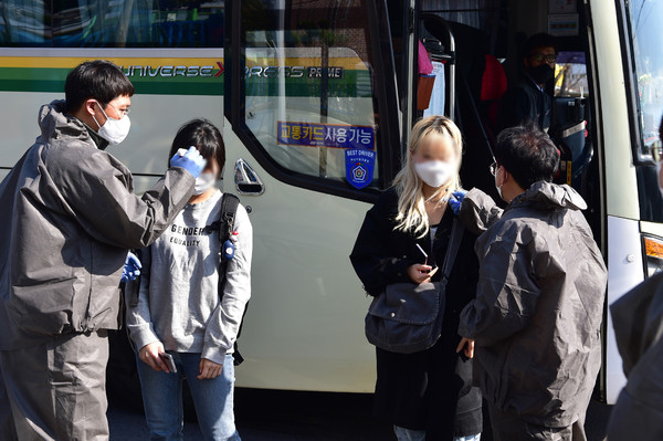 진주시은 코로나19 사태가 세계적으로는 WHO의 팬데믹 선언과 함께 서울 이태원 발 집단 감염 사태가 다시 전국적으로 확산될 우려가 커지고 있는 가운데 진주시 산하 전 공무원들은 지난 2월 21일부터 83일째 시외버스터미널과 진주역, 고속도로 IC등에서 발열체크를 위해 구슬땀을 흘리고 있다./ⓒ진주시