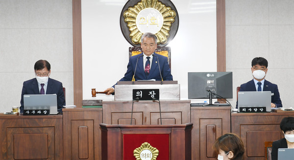 합천군의회는 15일 제2차 본회의를 열어 상임위원회에서 심사 보고된 19건의 각종 안건을 처리하고 임시회를 마무리했다./ⓒ합천군