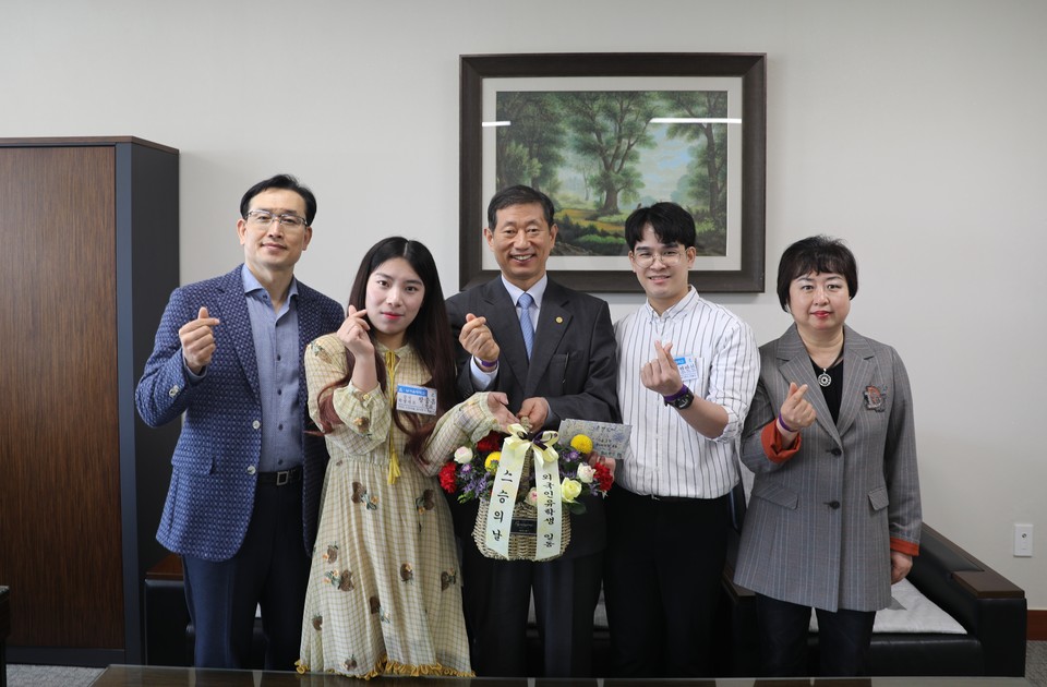 외국인 유학생 스승의 날 감사편지 전달 모습./ⓒ남서울대학교