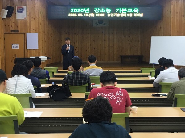 거창군은 18일 작지만 강한농업인 강소농의 자율·자립 경영 역량 향상 및 소득 증대를 위해 신청자 30여명을 대상으로 경영개선 역량향상 기본교육을 농업기술센터에서 실시했다./ⓒ거창군