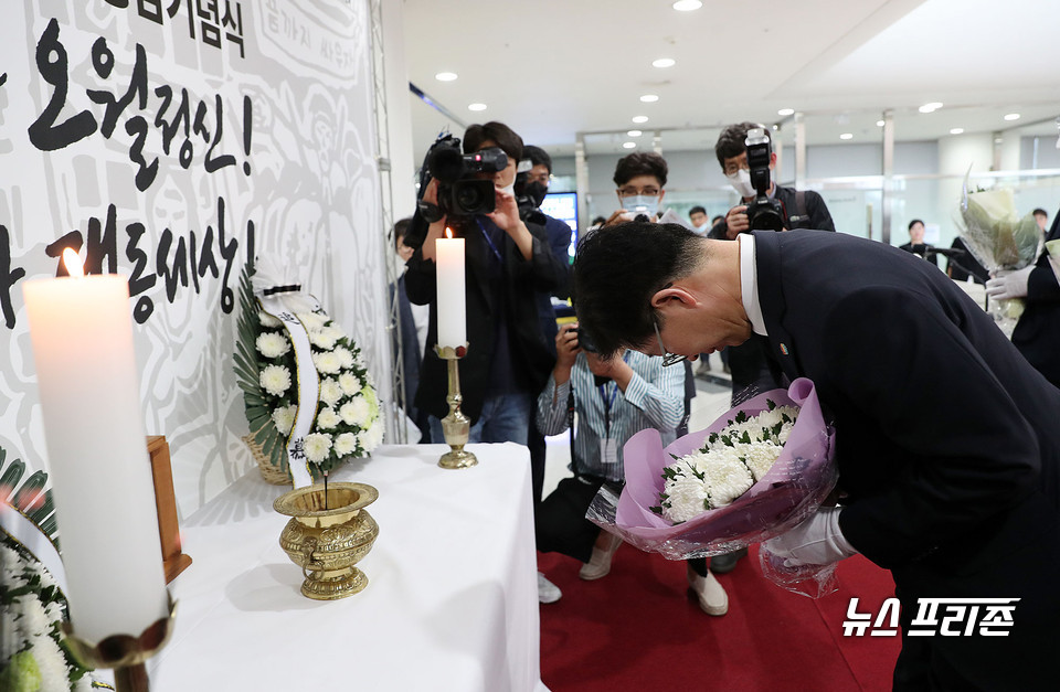 충남도는 18일 도청에서 5.18 기념재단과 함께 ‘제40주년 5.18 민주화운동 충청남도 기념행사’를 개최했다./ⓒ충남도청